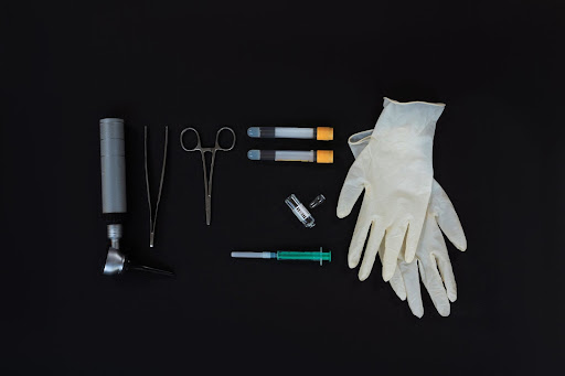 A collection of cosmetic medical materials, including gloves.